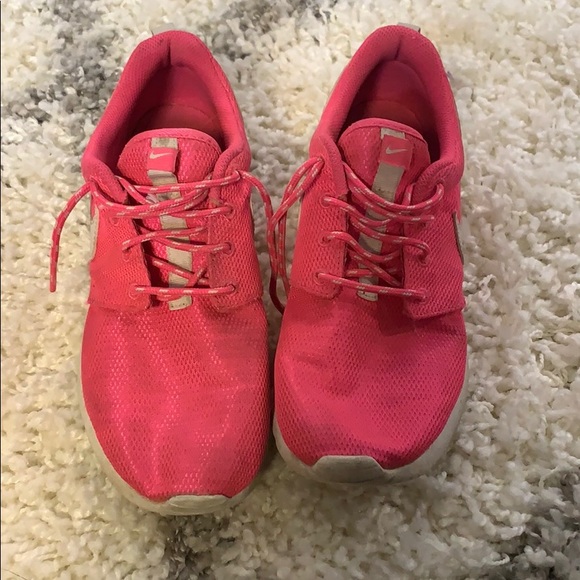 ~PINK AND WHITE NIKE ROSHE RUN SHOES~ - Picture 2 of 4